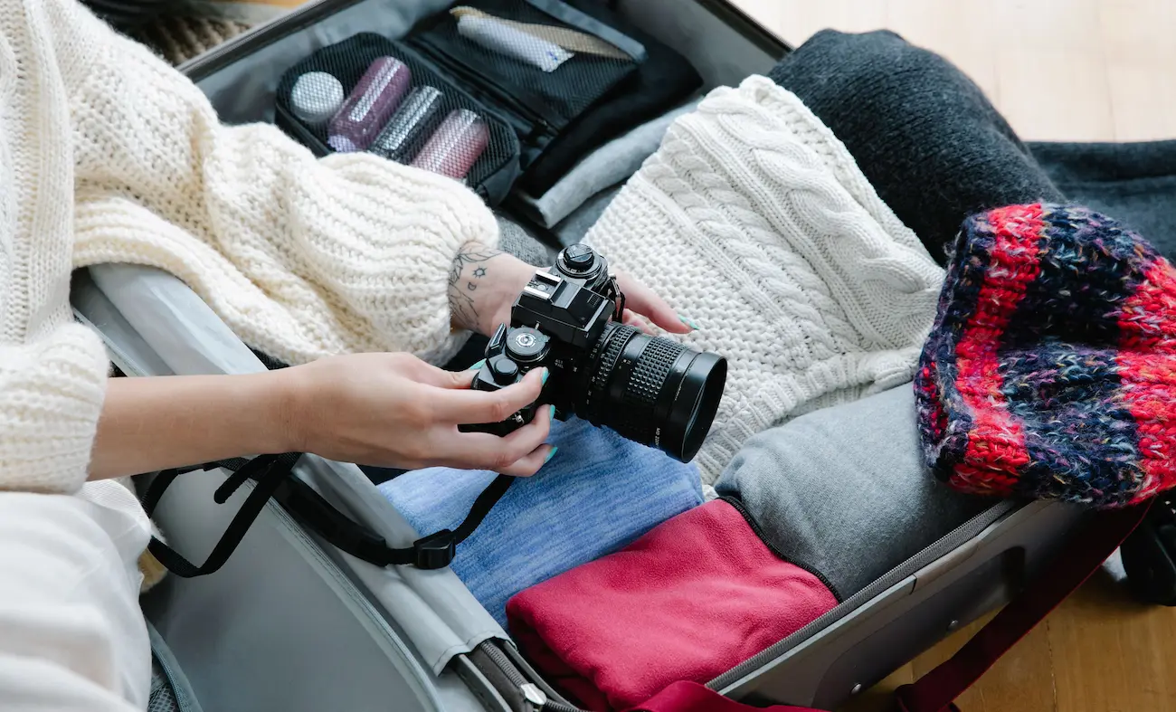 Les objets qu'on regrette souvent d'avoir pris en voyage étudiant — sac trop plein