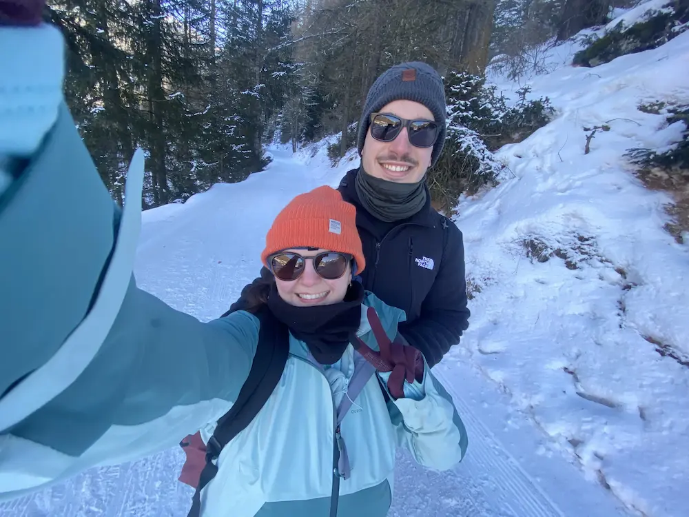 Étudiants en voyage dans la neige en montagne